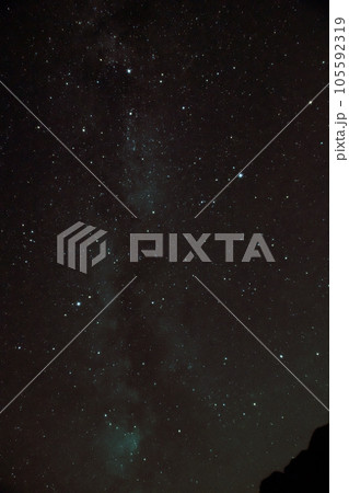 北杜市白州町、南アルプスから立上る天の川と夏の大三角 105592319