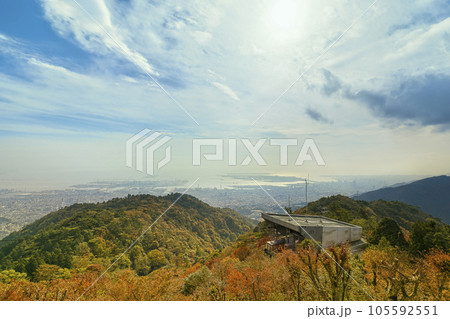 秋の六甲山天覧台から望む紅葉の森と神戸市街・大阪湾の風景 / Kobe, Japan 105592551
