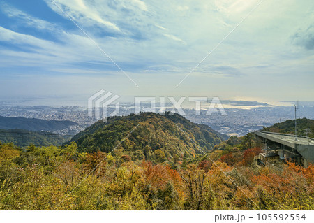 秋の六甲山天覧台から望む紅葉の森と神戸市街・大阪湾の風景 / Kobe, Japan 105592554