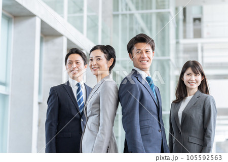 オフィスで働くビジネスパーソン 105592563