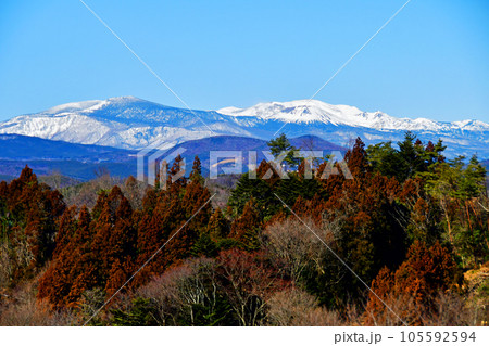 福島県　二本松市　二本松城本丸跡から望む安達太良連峰と吾妻連邦 105592594
