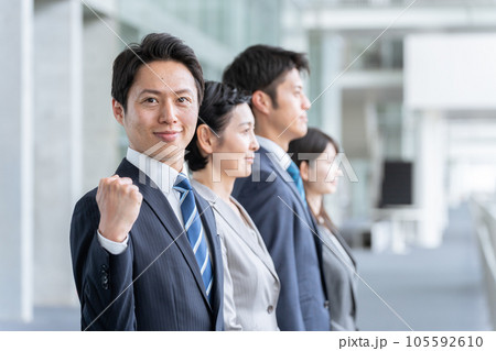 オフィスで働くビジネスパーソン オフィスで働くビジネスパーソン 105592610