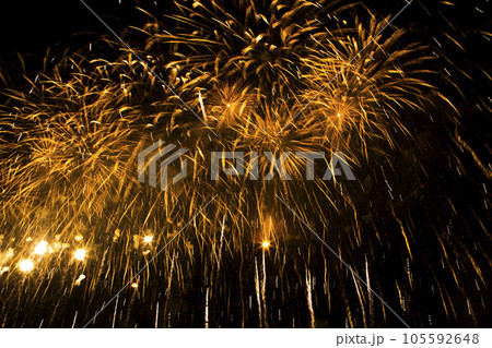 brigh tmulti-colored fireworks in the night sky 105592648