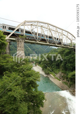 JR大糸線（第一姫川橋梁）と 隣接の姫川第二ダム【長野県白馬村】 105593175