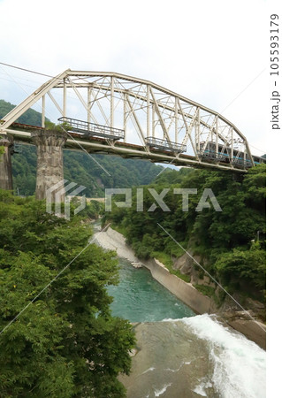 JR大糸線（第一姫川橋梁）と 隣接の姫川第二ダム【長野県白馬村】 105593179