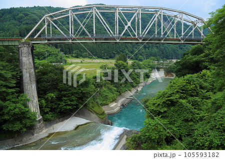 JR大糸線（第一姫川橋梁）と 隣接の姫川第二ダム【長野県白馬村】 105593182