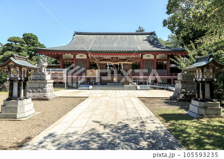 青空を背にいた千勝（ちかつ）神社社殿拝殿 105593235