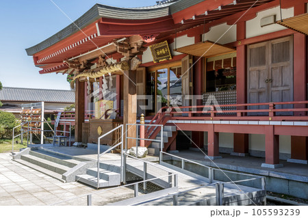青空を背にいた千勝(ちかつ)神社社殿拝殿 青空を背にいた千勝(ちかつ)神社社殿拝殿 105593239
