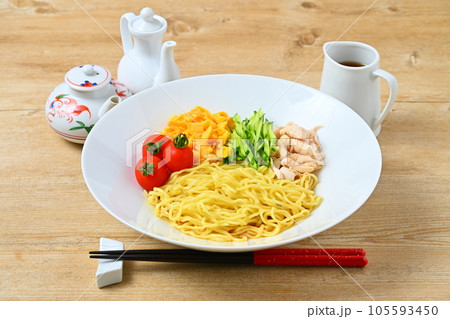 冷やし中華、美味しく見える、新しい具材盛り付けパターン。 冷やし中華、美味しく見える、新しい具材盛り付けパターン。 105593450