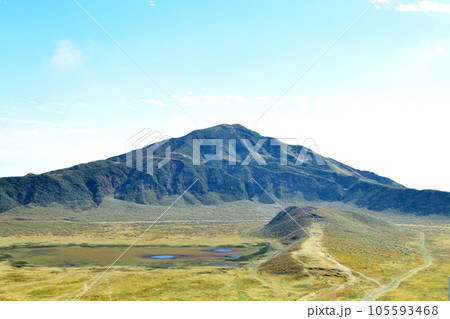 秋の阿蘇山とカルデラ 105593468