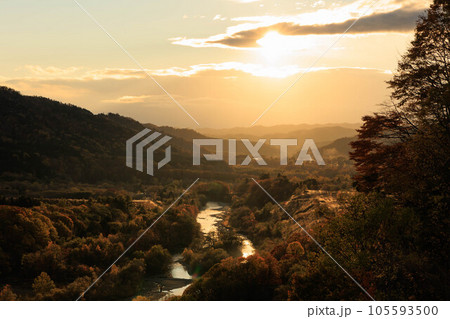 夕日に染まる紅葉した夕張シューパロダム「秋の北海道」 夕日に染まる紅葉した夕張シューパロダム「秋の北海道」 105593500