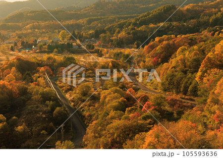 夕日に染まる紅葉した夕張シューパロダム「秋の北海道」 夕日に染まる紅葉した夕張シューパロダム「秋の北海道」 105593636