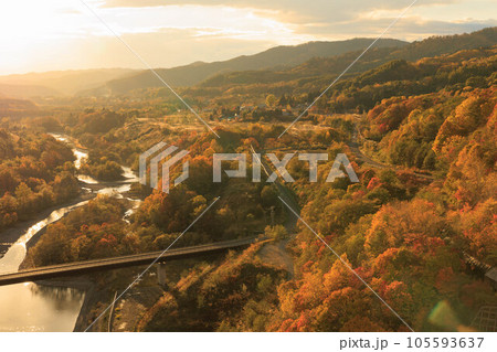 夕日に染まる紅葉した夕張シューパロダム「秋の北海道」 夕日に染まる紅葉した夕張シューパロダム「秋の北海道」 105593637