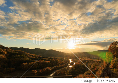 夕日に染まる紅葉した夕張シューパロダム「秋の北海道」 夕日に染まる紅葉した夕張シューパロダム「秋の北海道」 105593643