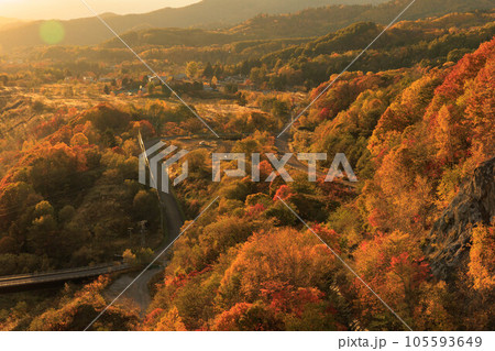 夕日に染まる紅葉した夕張シューパロダム「秋の北海道」 夕日に染まる紅葉した夕張シューパロダム「秋の北海道」 105593649