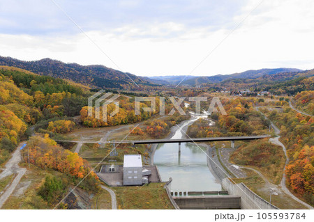 紅葉する夕張シューパロダム「秋の北海道」 105593784