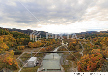 紅葉する夕張シューパロダム「秋の北海道」 105593785