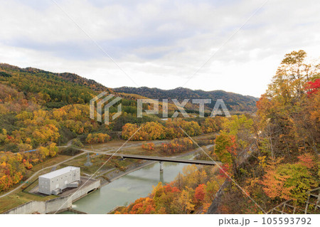 紅葉する夕張シューパロダム「秋の北海道」 紅葉する夕張シューパロダム「秋の北海道」 105593792