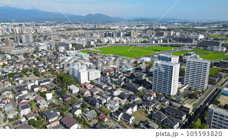 海老名の田園風景空撮・・水田が緑に覆われた 105593820
