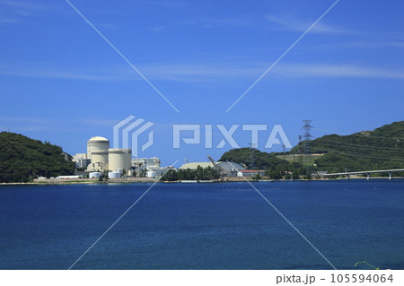 青い海と青い空と原子力発電所 105594064