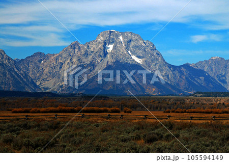 アメリカ合衆国　秋のグランドティトン国立公園　ティトン山脈　草原の草紅葉 105594149