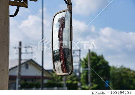 ワンマン列車のバックミラー 105594358