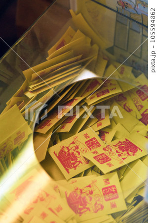 おみくじ（御御籤）がたくさん入った箱 105594862