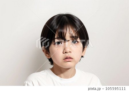 虐待され悲しい顔をした少年 AI generated 105595111