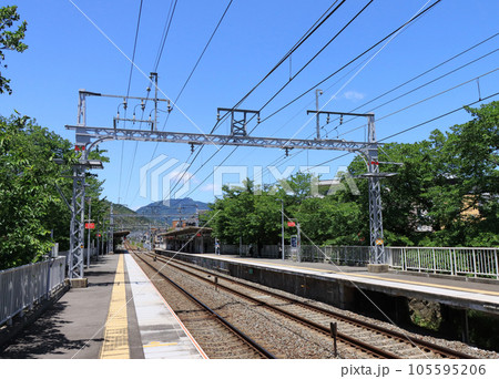 阪急嵐山線　上桂駅の構内 105595206