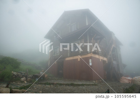 霧に霞む仙丈小屋 霧に霞む仙丈小屋 105595645