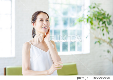 シニア女性のビューティーイメージ 105595956