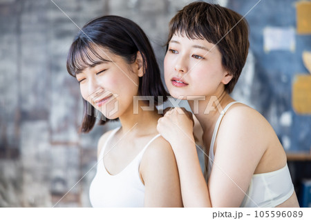 若い女性2人のビューティーイメージ 105596089