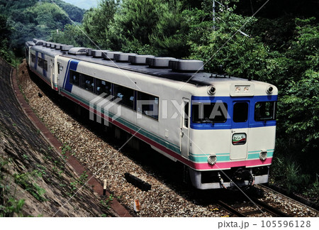 山陰本線下山駅付近を走るセイシェル 105596128