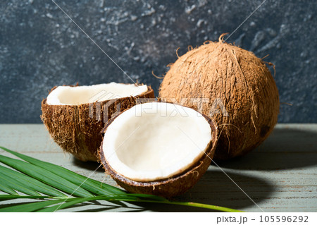 半分に割ったココナッツ 105596292