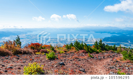 秋の磐梯山登山：赤埴山から猪苗代湖の眺め 105596295