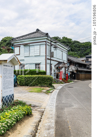 岡田の古い町並みに建つ知多岡田簡易郵便局 岡田の古い町並みに建つ知多岡田簡易郵便局 105596806