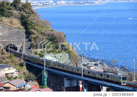 相模湾を見下ろす鉄橋を行くE231系東海道線ローカル列車 相模湾を見下ろす鉄橋を行くE231系東海道線ローカル列車 105596869