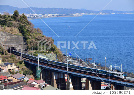 相模湾を見下ろす鉄橋を通過するE257系東海道線特急踊り子号 105596871