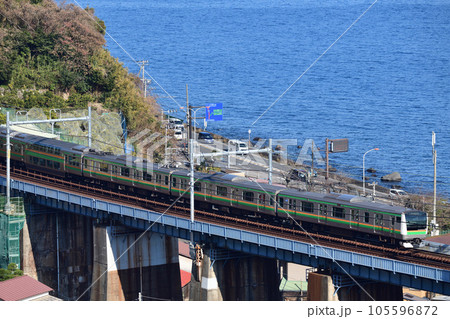 東海道線E233系普通電車 105596872