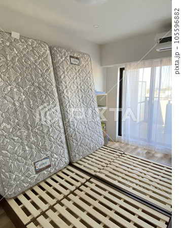 晴れた日はマットレスを干しましょう 晴れた日はマットレスを干しましょう 105596882