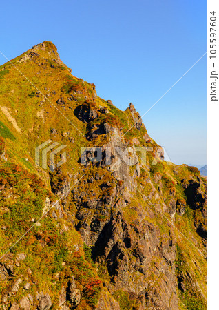 秋山登山・紅葉シーズンの谷川岳西黒尾根から見た山頂 秋山登山・紅葉シーズンの谷川岳西黒尾根から見た山頂 105597604