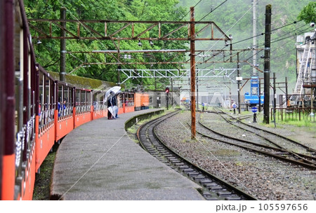 黒部峡谷トロッコ列車鐘釣駅構内の風景 105597656
