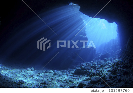 沖縄・恩納村・青の洞窟　入口から見える・光のカーテン.5 105597760