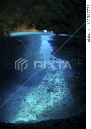 沖縄・恩納村・青の洞窟から見た海・半水面（縦）.15 105597775