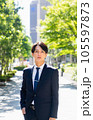 歩くサラリーマンの男性　 105597873