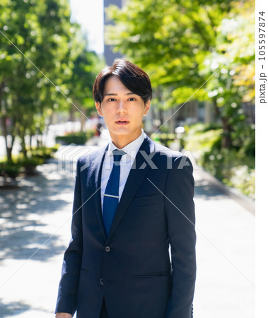 歩くサラリーマンの男性　 105597874