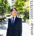 歩くサラリーマンの男性　 105597875