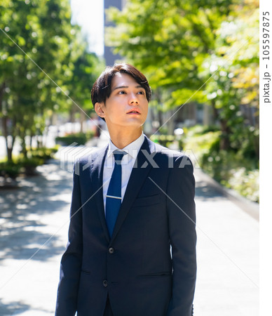 歩くサラリーマンの男性　 105597875