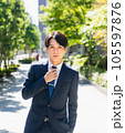 歩くサラリーマンの男性　 105597876