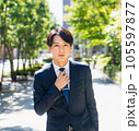 歩くサラリーマンの男性　 105597877